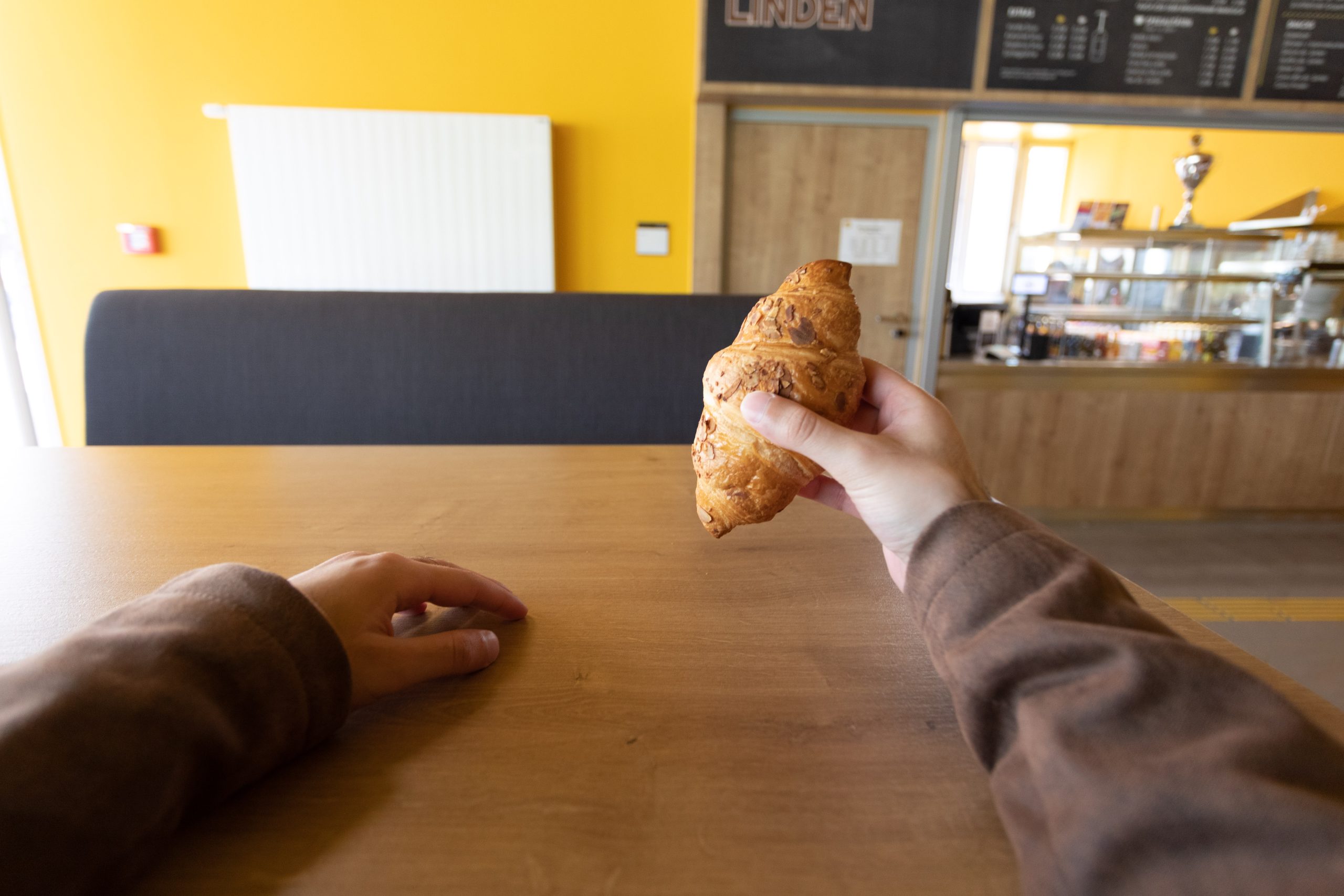 Crossaint-Genuss im Café